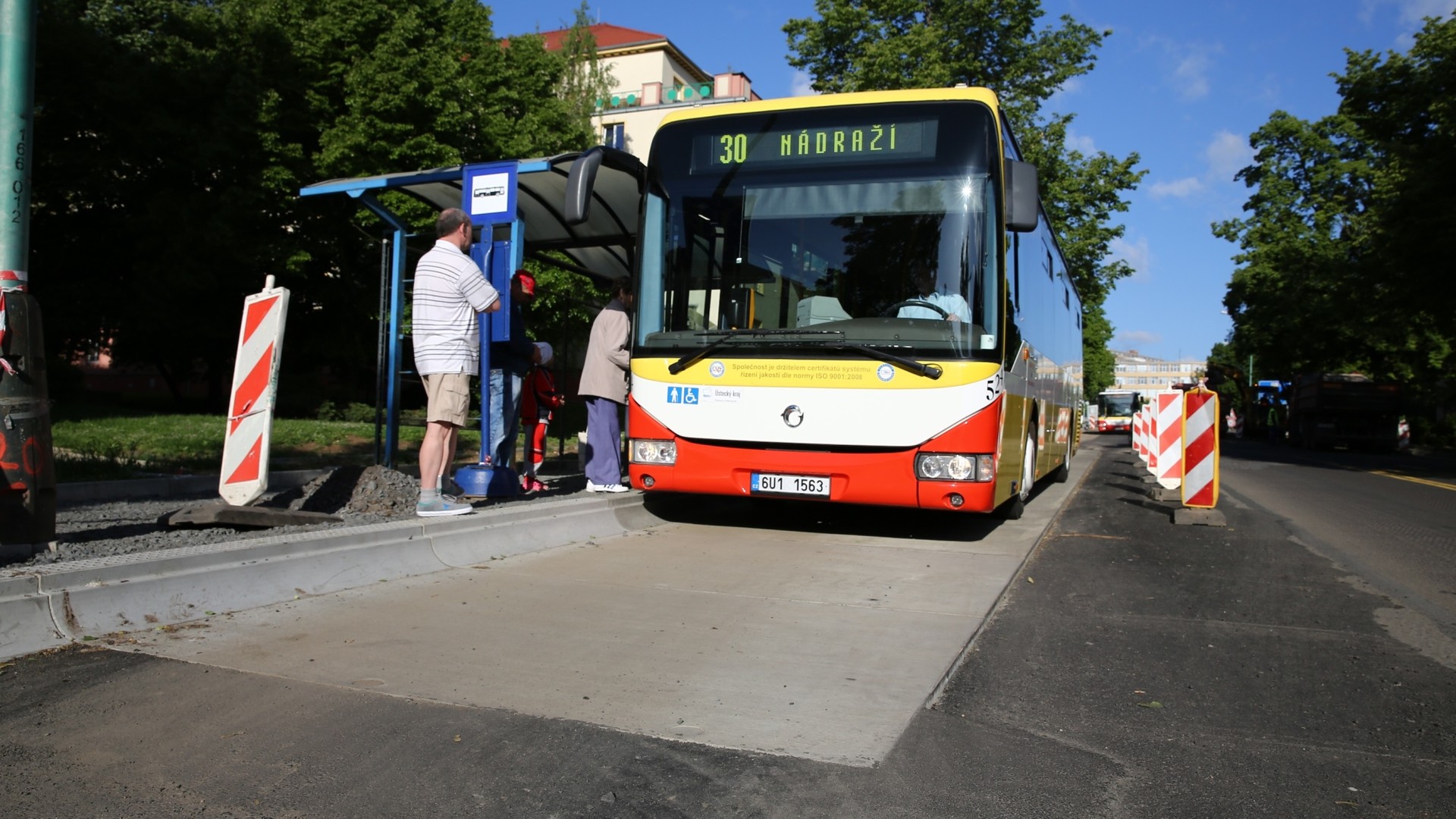 Moderní povrchy zastávek: investice do bezpečnosti i plynulosti dopravy 