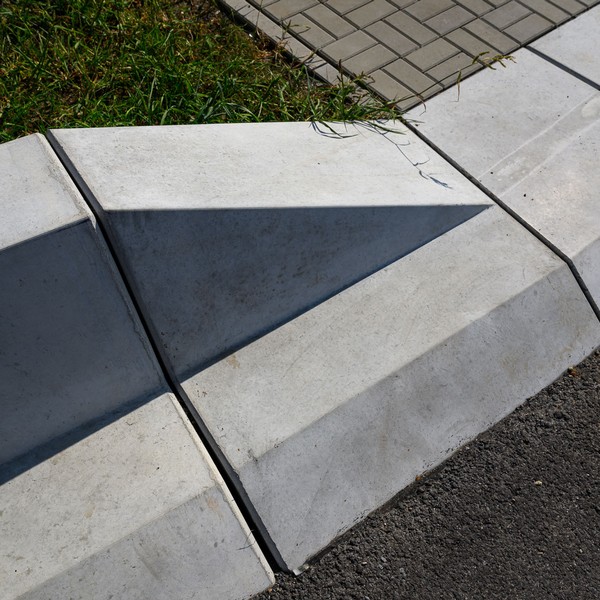 Betonové obrubníky vysoké: robustní řešení pro vaše venkovní prostory